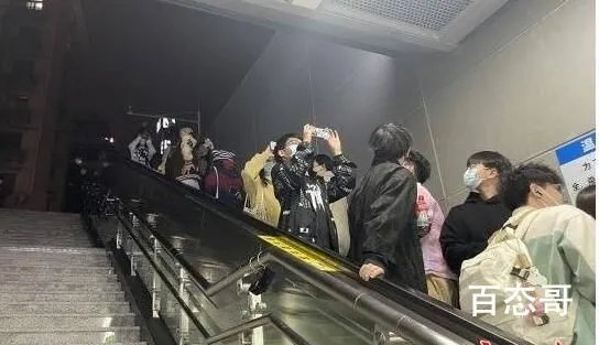 乘客出地铁黄鹤楼站的统一姿势原因竟然是这样实在让人无语
