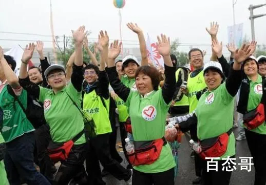 男子着急探望病人却遇拦路暴走团 当人数到达一定的数量他们就会觉得自己做什么都理直气壮