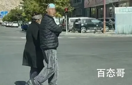 拉萨曝不文明行为:手拉手行走 以后