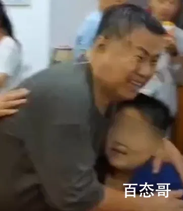 消防员救出暴雨被困小孩 父亲跪谢