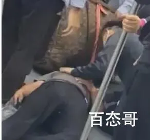 济南一男子地铁上晕倒 自述没钱吃