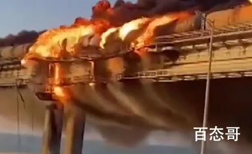 克里米亚大桥爆炸瞬间:火海掩埋车