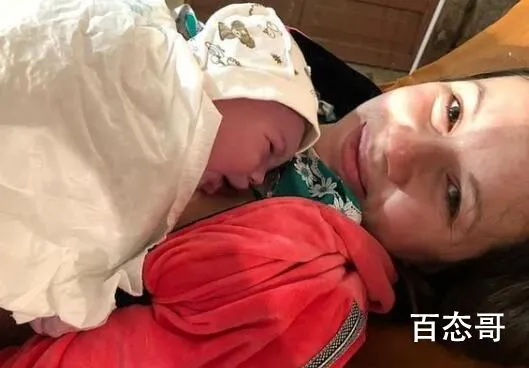 乌克兰战火中一女婴在防空洞诞生 生命之光！希望战争快点结束吧！