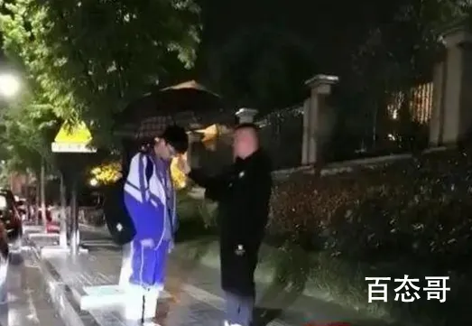 爸爸雨中训儿子伞却撑在儿子头上 