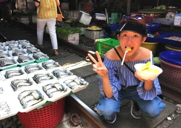 蔡少芬人日庆生晒照，菜市场街头不亦