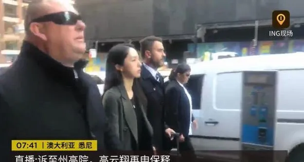 高云翔2岁女儿出庭，见到爸爸很激动，