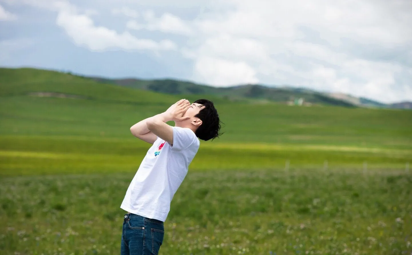 张艺兴草原思念男人帮.webp