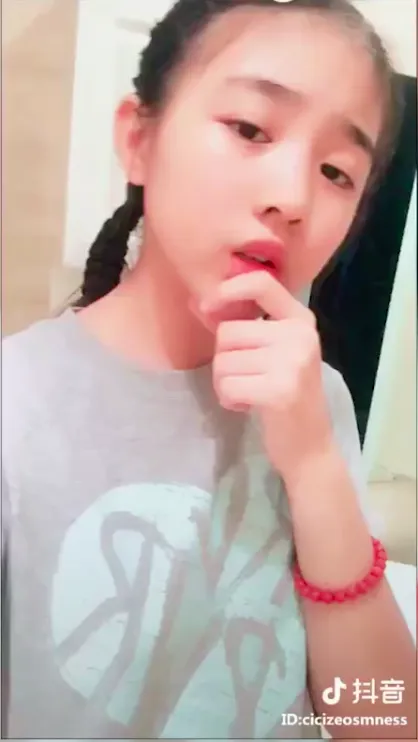 汪峰前妻女儿玩抖音，逗得章子怡哈哈