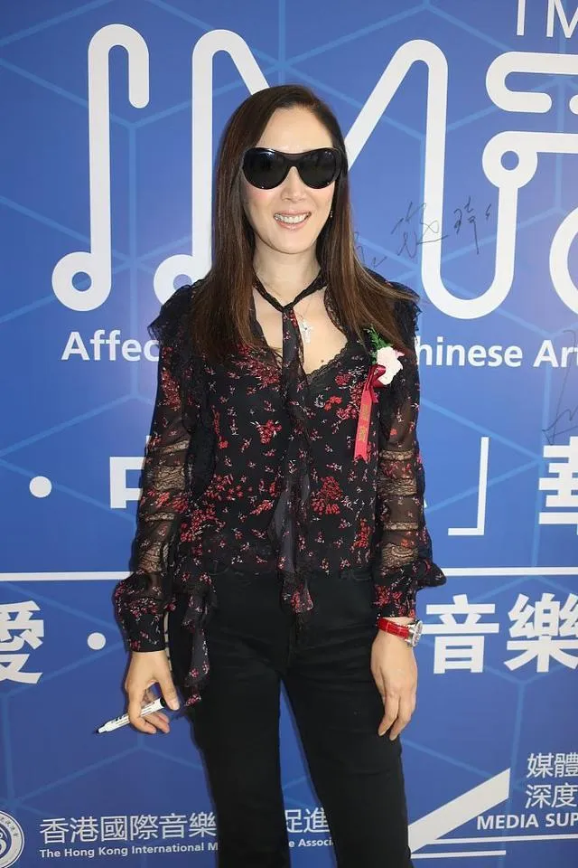 任达华51岁名模老婆现身，大长腿秒杀