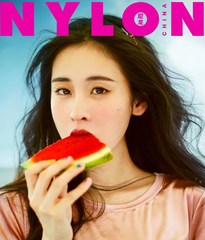 张碧晨登上《NYLON》杂志封面，元气