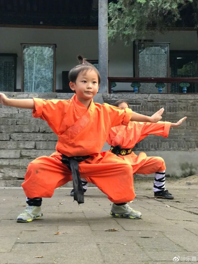 乐嘉5岁女儿少林寺练功，边扎马步边