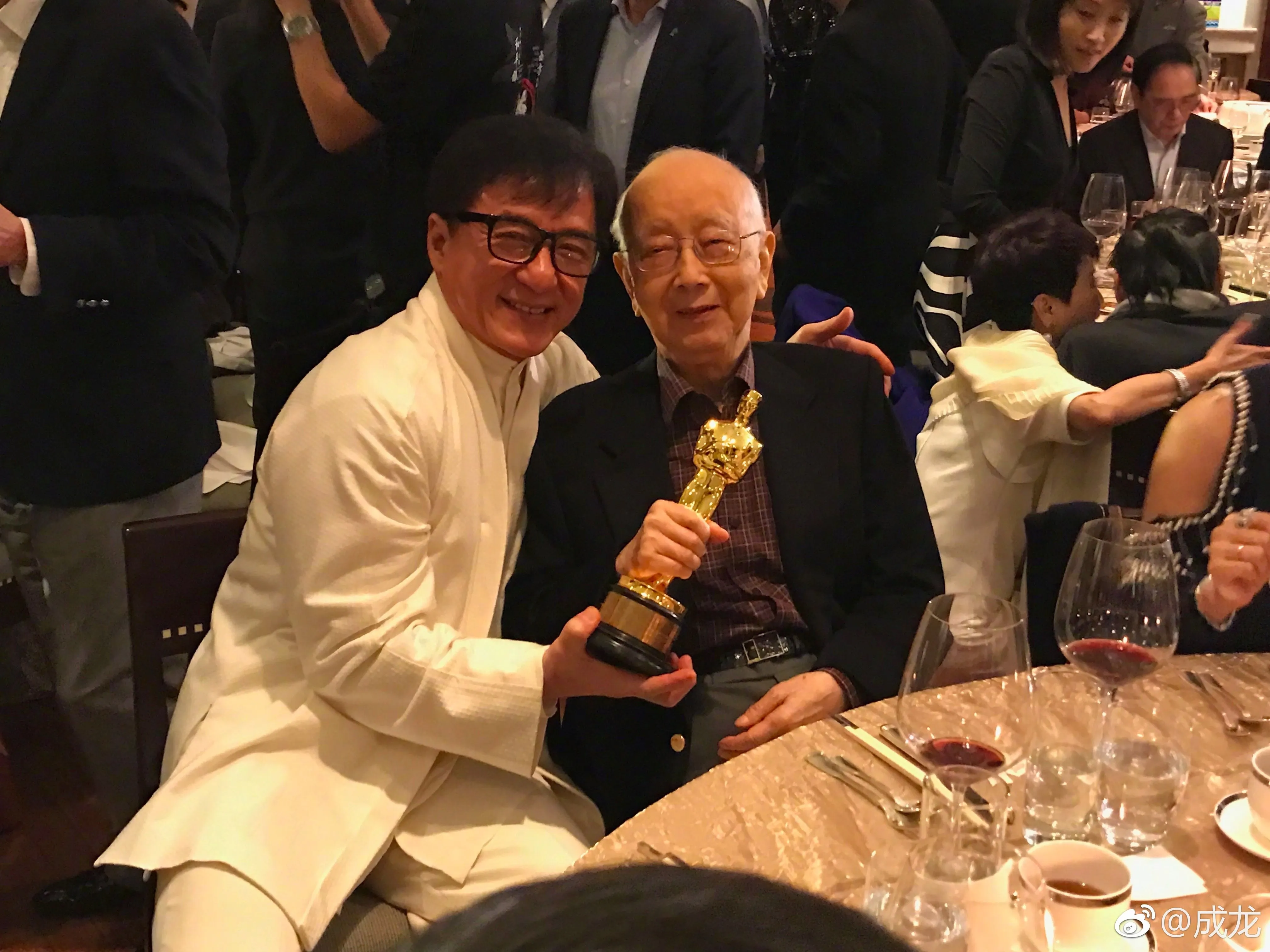 成龙悼念邹文怀：“Jackie Chan”他