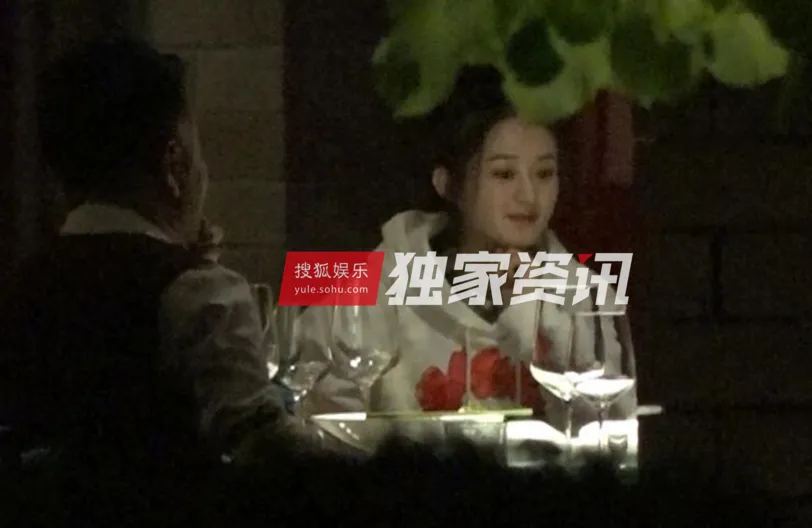 赵丽颖深夜与好友聚会，穿着宽松脸部