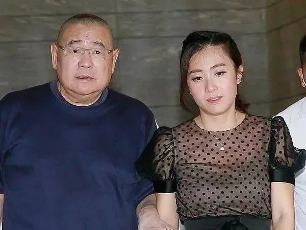 甘比带女儿逛商场，女儿这个动作是富