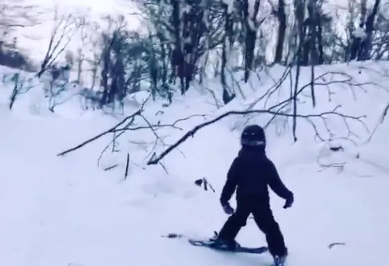 应采儿晒Jasper第一次滑雪视频，网友