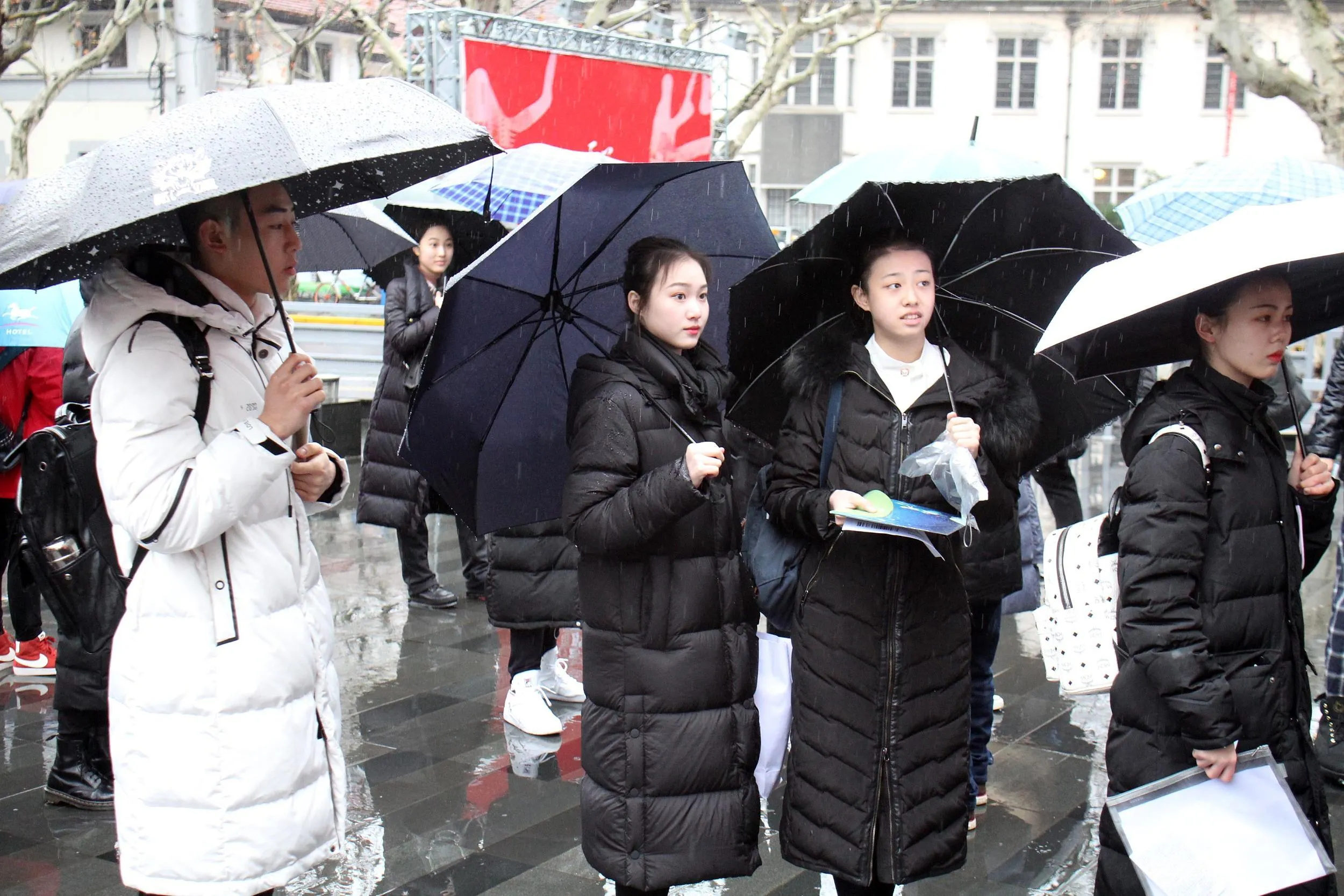 2019上戏艺考复试雨中开考，00后素颜