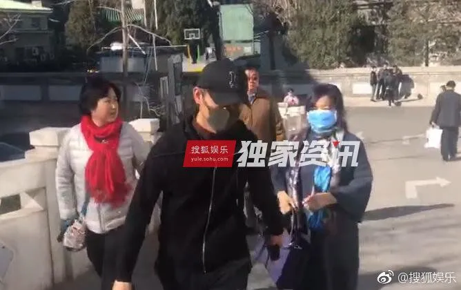 疑赵丽颖母亲现身医院看望女儿，口罩