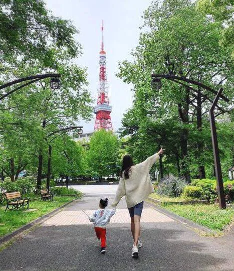 陈赫一家3口外出游玩，2岁女儿长腿好